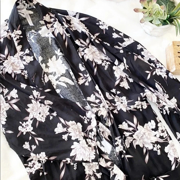 Spiritual Gangster Black/white Floral Kimono/robe - Picture 2 of 12